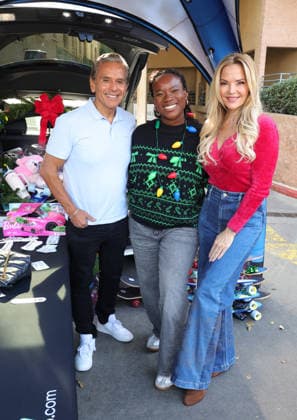 Celebrities take part in the Los Angeles Mission s Annual Thanksgiving Outreach on Skid Row, in Los Angeles, California Featuring: Antonio Villaraigosa, Nuna Atadja, Brandy Ledford Where: Los Angeles, California, United States When: 19 Dec 2025 Credit: Faye s Vision Cover Images EDITORIAL USE ONLY. NOT FOR USE BY NEWSPAPERS BASED IN THE UK. Copyright: xx coverimg55349122