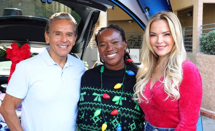 Celebrities take part in the Los Angeles Mission s Annual Thanksgiving Outreach on Skid Row, in Los Angeles, California Featuring: Antonio Villaraigosa, Nuna Atadja, Brandy Ledford Where: Los Angeles, California, United States When: 19 Dec 2025 Credit: Faye s Vision Cover Images EDITORIAL USE ONLY. NOT FOR USE BY NEWSPAPERS BASED IN THE UK. Copyright: xx coverimg55349123