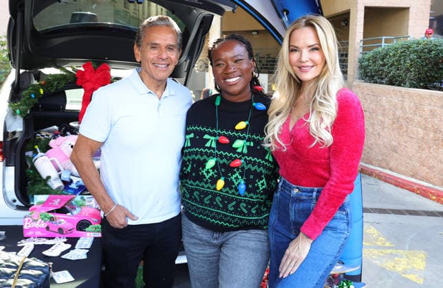 Celebrities take part in the Los Angeles Mission s Annual Thanksgiving Outreach on Skid Row, in Los Angeles, California Featuring: Antonio Villaraigosa, Nuna Atadja, Brandy Ledford Where: Los Angeles, California, United States When: 19 Dec 2025 Credit: Faye s Vision Cover Images EDITORIAL USE ONLY. NOT FOR USE BY NEWSPAPERS BASED IN THE UK. Copyright: xx coverimg55349124