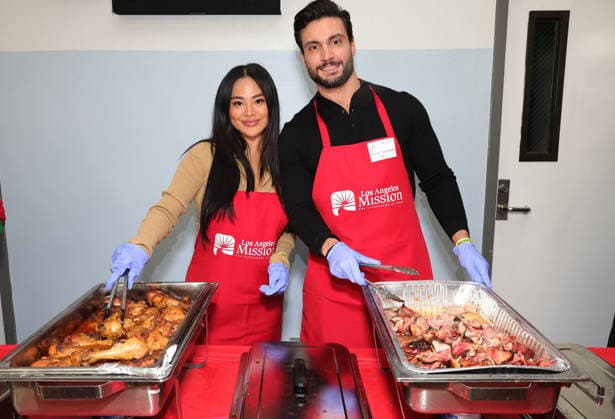 Celebrities take part in the Los Angeles Mission s Annual Thanksgiving Outreach on Skid Row, in Los Angeles, California Featuring: Iris Au, Davide Sanclimenti Where: Los Angeles, California, United States When: 19 Dec 2025 Credit: Faye s Vision Cover Images EDITORIAL USE ONLY. NOT FOR USE BY NEWSPAPERS BASED IN THE UK. Copyright: xx coverimg55349032
