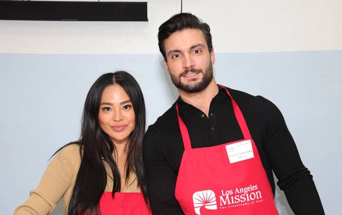 Celebrities take part in the Los Angeles Mission s Annual Thanksgiving Outreach on Skid Row, in Los Angeles, California Featuring: Iris Au, Davide Sanclimenti Where: Los Angeles, California, United States When: 19 Dec 2025 Credit: Faye s Vision Cover Images EDITORIAL USE ONLY. NOT FOR USE BY NEWSPAPERS BASED IN THE UK. Copyright: xx coverimg55349033