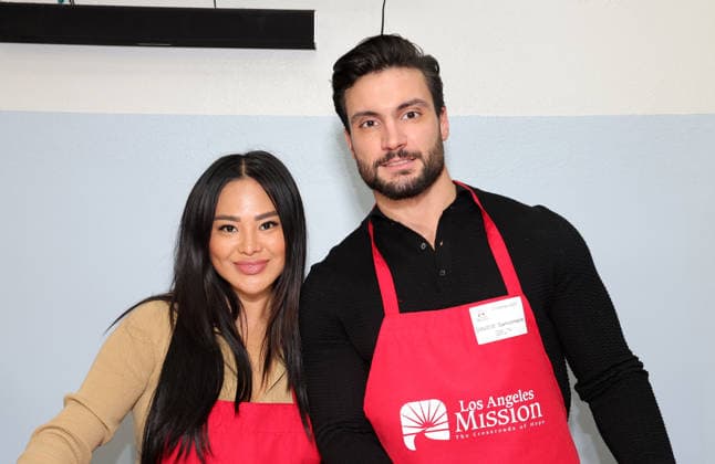Celebrities take part in the Los Angeles Mission s Annual Thanksgiving Outreach on Skid Row, in Los Angeles, California Featuring: Iris Au, Davide Sanclimenti Where: Los Angeles, California, United States When: 19 Dec 2025 Credit: Faye s Vision Cover Images EDITORIAL USE ONLY. NOT FOR USE BY NEWSPAPERS BASED IN THE UK. Copyright: xx coverimg55349034