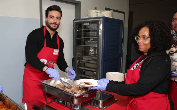 Celebrities take part in the Los Angeles Mission s Annual Thanksgiving Outreach on Skid Row, in Los Angeles, California Featuring: Davide Sanclimenti, Erica McCool Where: Los Angeles, California, United States When: 19 Dec 2025 Credit: Faye s Vision Cover Images EDITORIAL USE ONLY. NOT FOR USE BY NEWSPAPERS BASED IN THE UK. Copyright: xx coverimg55349038