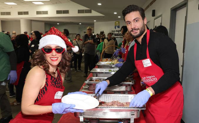 Celebrities take part in the Los Angeles Mission s Annual Thanksgiving Outreach on Skid Row, in Los Angeles, California Featuring: Christina DeRosa, Davide Sanclimenti Where: Los Angeles, California, United States When: 19 Dec 2025 Credit: Faye s Vision Cover Images EDITORIAL USE ONLY. NOT FOR USE BY NEWSPAPERS BASED IN THE UK. Copyright: xx coverimg55349039