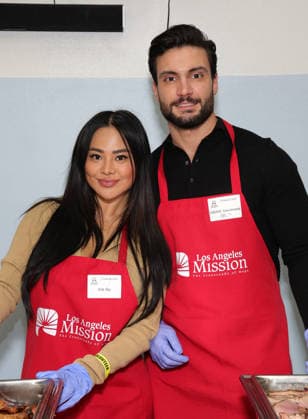 Celebrities take part in the Los Angeles Mission s Annual Thanksgiving Outreach on Skid Row, in Los Angeles, California Featuring: Iris Au, Davide Sanclimenti Where: Los Angeles, California, United States When: 19 Dec 2025 Credit: Faye s Vision Cover Images EDITORIAL USE ONLY. NOT FOR USE BY NEWSPAPERS BASED IN THE UK. Copyright: xx coverimg55349047
