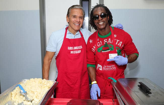 Celebrities take part in the Los Angeles Mission s Annual Thanksgiving Outreach on Skid Row, in Los Angeles, California Featuring: Antonio Villaraigosa, Shaka Smith Where: Los Angeles, California, United States When: 19 Dec 2025 Credit: Faye s Vision Cover Images EDITORIAL USE ONLY. NOT FOR USE BY NEWSPAPERS BASED IN THE UK. Copyright: xx coverimg55349059