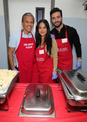 Celebrities take part in the Los Angeles Mission s Annual Thanksgiving Outreach on Skid Row, in Los Angeles, California Featuring: Antonio Villaraigosa, Iris Au, Davide Sanclimenti Where: Los Angeles, California, United States When: 19 Dec 2025 Credit: Faye s Vision Cover Images EDITORIAL USE ONLY. NOT FOR USE BY NEWSPAPERS BASED IN THE UK. Copyright: xx coverimg55349061