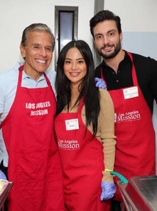 Celebrities take part in the Los Angeles Mission s Annual Thanksgiving Outreach on Skid Row, in Los Angeles, California Featuring: Antonio Villaraigosa, Iris Au, Davide Sanclimenti Where: Los Angeles, California, United States When: 19 Dec 2025 Credit: Faye s Vision Cover Images EDITORIAL USE ONLY. NOT FOR USE BY NEWSPAPERS BASED IN THE UK. Copyright: xx coverimg55349062