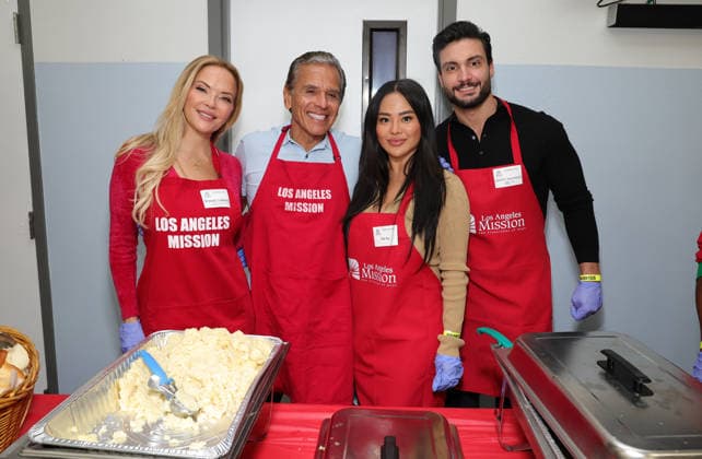 Celebrities take part in the Los Angeles Mission s Annual Thanksgiving Outreach on Skid Row, in Los Angeles, California Featuring: Brandy Ledford, Antonio Villaraigosa, Iris Au, Davide Sanclimenti Where: Los Angeles, California, United States When: 19 Dec 2025 Credit: Faye s Vision Cover Images EDITORIAL USE ONLY. NOT FOR USE BY NEWSPAPERS BASED IN THE UK. Copyright: xx coverimg55349063
