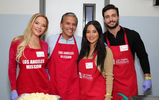 Celebrities take part in the Los Angeles Mission s Annual Thanksgiving Outreach on Skid Row, in Los Angeles, California Featuring: Brandy Ledford, Antonio Villaraigosa, Iris Au, Davide Sanclimenti Where: Los Angeles, California, United States When: 19 Dec 2025 Credit: Faye s Vision Cover Images EDITORIAL USE ONLY. NOT FOR USE BY NEWSPAPERS BASED IN THE UK. Copyright: xx coverimg55349064