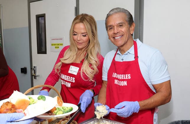 Celebrities take part in the Los Angeles Mission s Annual Thanksgiving Outreach on Skid Row, in Los Angeles, California Featuring: Brandy Ledford, Antonio Villaraigosa Where: Los Angeles, California, United States When: 19 Dec 2025 Credit: Faye s Vision Cover Images EDITORIAL USE ONLY. NOT FOR USE BY NEWSPAPERS BASED IN THE UK. Copyright: xx coverimg55348981
