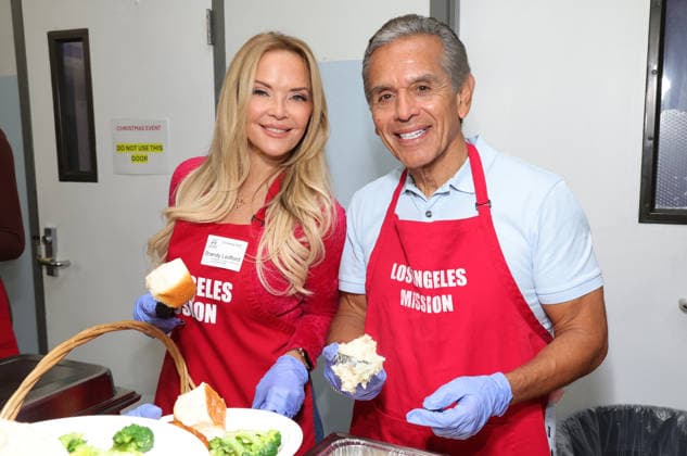 Celebrities take part in the Los Angeles Mission s Annual Thanksgiving Outreach on Skid Row, in Los Angeles, California Featuring: Brandy Ledford, Antonio Villaraigosa Where: Los Angeles, California, United States When: 19 Dec 2025 Credit: Faye s Vision Cover Images EDITORIAL USE ONLY. NOT FOR USE BY NEWSPAPERS BASED IN THE UK. Copyright: xx coverimg55348983