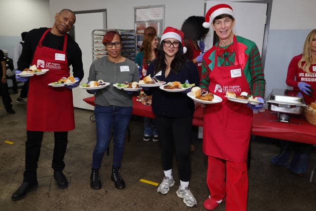 Celebrities take part in the Los Angeles Mission s Annual Thanksgiving Outreach on Skid Row, in Los Angeles, California Featuring: Sherman Augustus, Kesy Henry, BJ Korros Where: Los Angeles, California, United States When: 19 Dec 2025 Credit: Faye s Vision Cover Images EDITORIAL USE ONLY. NOT FOR USE BY NEWSPAPERS BASED IN THE UK. Copyright: xx coverimg55348990