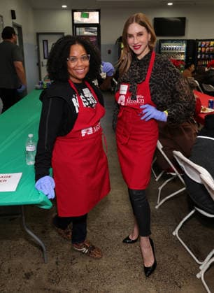 Celebrities take part in the Los Angeles Mission s Annual Thanksgiving Outreach on Skid Row, in Los Angeles, California Featuring: Erica McCool, Charis Michelsen Where: Los Angeles, California, United States When: 19 Dec 2025 Credit: Faye s Vision Cover Images EDITORIAL USE ONLY. NOT FOR USE BY NEWSPAPERS BASED IN THE UK. Copyright: xx coverimg55348991
