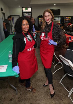 Celebrities take part in the Los Angeles Mission s Annual Thanksgiving Outreach on Skid Row, in Los Angeles, California Featuring: Erica McCool, Charis Michelsen Where: Los Angeles, California, United States When: 19 Dec 2025 Credit: Faye s Vision Cover Images EDITORIAL USE ONLY. NOT FOR USE BY NEWSPAPERS BASED IN THE UK. Copyright: xx coverimg55348993