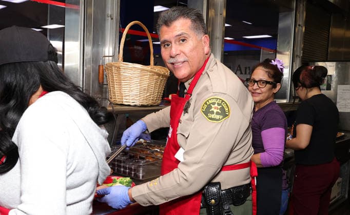 Celebrities take part in the Los Angeles Mission s Annual Thanksgiving Outreach on Skid Row, in Los Angeles, California Featuring: Sheriff Robert G. Luna Where: Los Angeles, California, United States When: 19 Dec 2025 Credit: Faye s Vision Cover Images EDITORIAL USE ONLY. NOT FOR USE BY NEWSPAPERS BASED IN THE UK. Copyright: xx coverimg55348996