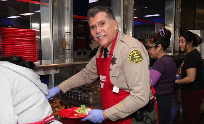 Celebrities take part in the Los Angeles Mission s Annual Thanksgiving Outreach on Skid Row, in Los Angeles, California Featuring: Sheriff Robert G. Luna Where: Los Angeles, California, United States When: 19 Dec 2025 Credit: Faye s Vision Cover Images EDITORIAL USE ONLY. NOT FOR USE BY NEWSPAPERS BASED IN THE UK. Copyright: xx coverimg55348998