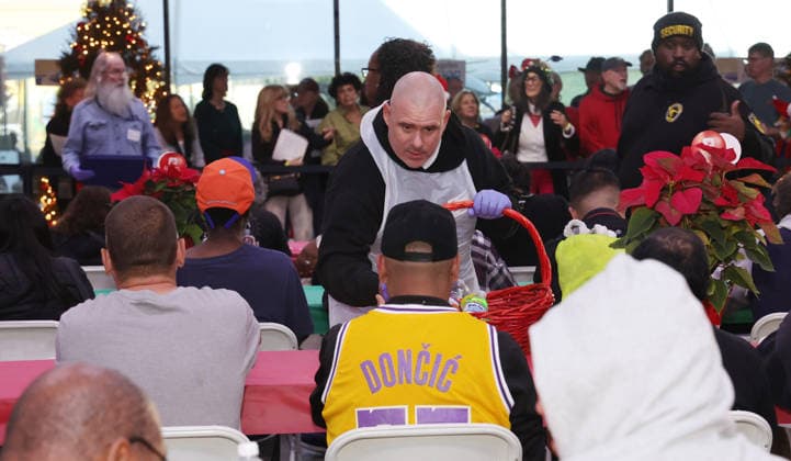 Celebrities take part in the Los Angeles Mission s Annual Thanksgiving Outreach on Skid Row, in Los Angeles, California Featuring: Atmosphere Where: Los Angeles, California, United States When: 19 Dec 2025 Credit: Faye s Vision Cover Images EDITORIAL USE ONLY. NOT FOR USE BY NEWSPAPERS BASED IN THE UK. Copyright: xx coverimg55349000