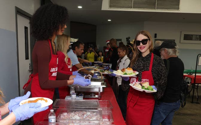 Celebrities take part in the Los Angeles Mission s Annual Thanksgiving Outreach on Skid Row, in Los Angeles, California Featuring: Christine Obanor, Charis Michelsen Where: Los Angeles, California, United States When: 19 Dec 2025 Credit: Faye s Vision Cover Images EDITORIAL USE ONLY. NOT FOR USE BY NEWSPAPERS BASED IN THE UK. Copyright: xx coverimg55349012