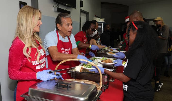 Celebrities take part in the Los Angeles Mission s Annual Thanksgiving Outreach on Skid Row, in Los Angeles, California Featuring: Brandy Ledford, Antonio Villaraigosa Where: Los Angeles, California, United States When: 19 Dec 2025 Credit: Faye s Vision Cover Images EDITORIAL USE ONLY. NOT FOR USE BY NEWSPAPERS BASED IN THE UK. Copyright: xx coverimg55349013