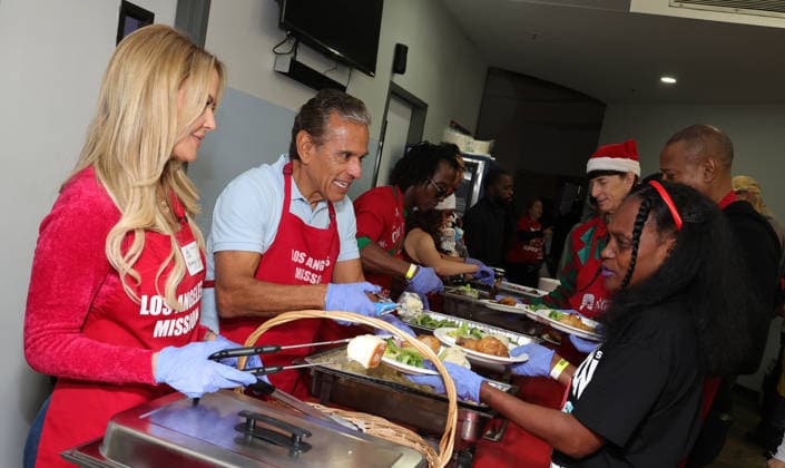 Celebrities take part in the Los Angeles Mission s Annual Thanksgiving Outreach on Skid Row, in Los Angeles, California Featuring: Brandy Ledford, Antonio Villaraigosa Where: Los Angeles, California, United States When: 19 Dec 2025 Credit: Faye s Vision Cover Images EDITORIAL USE ONLY. NOT FOR USE BY NEWSPAPERS BASED IN THE UK. Copyright: xx coverimg55349014