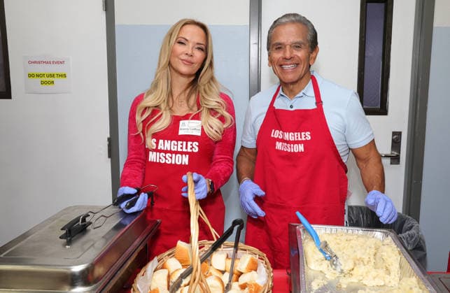 Celebrities take part in the Los Angeles Mission s Annual Thanksgiving Outreach on Skid Row, in Los Angeles, California Featuring: Brandy Ledford, Antonio Villaraigosa Where: Los Angeles, California, United States When: 19 Dec 2025 Credit: Faye s Vision Cover Images EDITORIAL USE ONLY. NOT FOR USE BY NEWSPAPERS BASED IN THE UK. Copyright: xx coverimg55348955