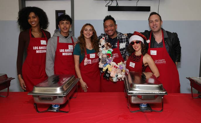 Celebrities take part in the Los Angeles Mission s Annual Thanksgiving Outreach on Skid Row, in Los Angeles, California Featuring: Christine Obanor, Stevie Franco, Leonela Nava, Nick Mendoza, Christina DeRosa, Bryan James Where: Los Angeles, California, United States When: 19 Dec 2025 Credit: Faye s Vision Cover Images EDITORIAL USE ONLY. NOT FOR USE BY NEWSPAPERS BASED IN THE UK. Copyright: xx coverimg55348961