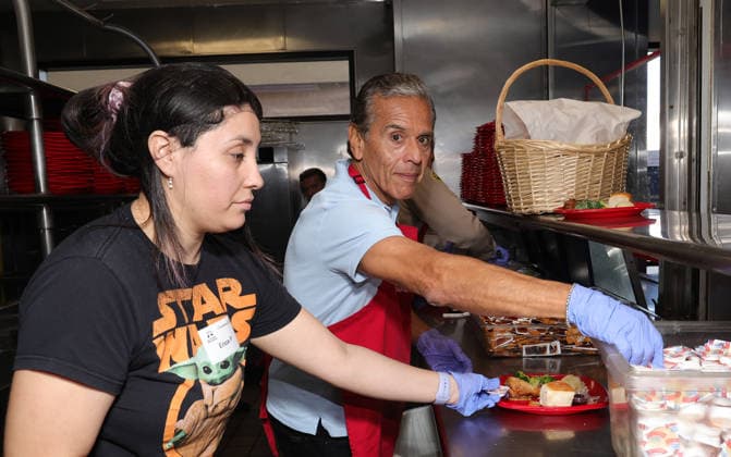 Celebrities take part in the Los Angeles Mission s Annual Thanksgiving Outreach on Skid Row, in Los Angeles, California Featuring: Antonio Villaraigosa Where: Los Angeles, California, United States When: 19 Dec 2025 Credit: Faye s Vision Cover Images EDITORIAL USE ONLY. NOT FOR USE BY NEWSPAPERS BASED IN THE UK. Copyright: xx coverimg55348968