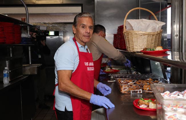 Celebrities take part in the Los Angeles Mission s Annual Thanksgiving Outreach on Skid Row, in Los Angeles, California Featuring: Antonio Villaraigosa Where: Los Angeles, California, United States When: 19 Dec 2025 Credit: Faye s Vision Cover Images EDITORIAL USE ONLY. NOT FOR USE BY NEWSPAPERS BASED IN THE UK. Copyright: xx coverimg55348969