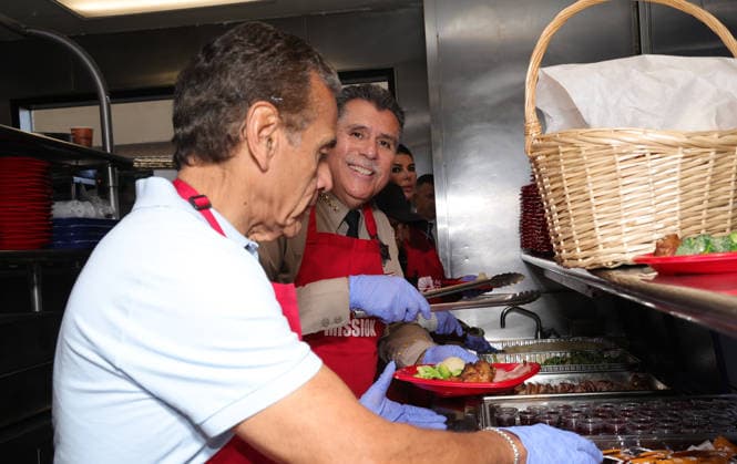 Celebrities take part in the Los Angeles Mission s Annual Thanksgiving Outreach on Skid Row, in Los Angeles, California Featuring: Antonio Villaraigosa, Sheriff Robert G. Luna Where: Los Angeles, California, United States When: 19 Dec 2025 Credit: Faye s Vision Cover Images EDITORIAL USE ONLY. NOT FOR USE BY NEWSPAPERS BASED IN THE UK. Copyright: xx coverimg55348970