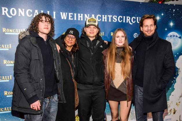 abb Sam girlfriend Jackie Brown, Lennon Lucille and Thomas Heinze Famillie actor at the premiere of the 21 Roncalli Weihnachtscircus at the Tempodrom Berlin, on 19 12 2025 in Berlin Berlin Germany