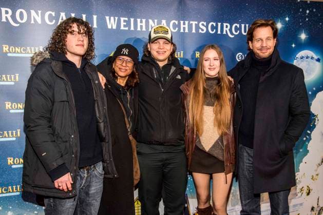 abb Sam girlfriend Jackie Brown, Lennon Lucille and Thomas Heinze Famillie actor at the premiere of the 21 Roncalli Weihnachtscircus at the Tempodrom Berlin, on 19 12 2025 in Berlin Berlin Germany