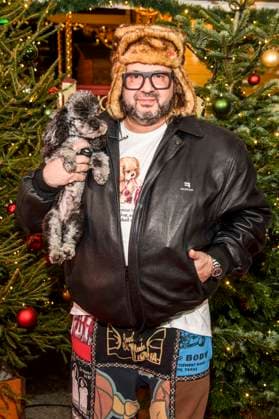 abb Oliver Polak with dog Baerenfell Muetze at the premiere of the 21 Roncalli Weihnachtscircus at Tempodrom Berlin, on 19 12 2025 in Berlin Berlin Germany