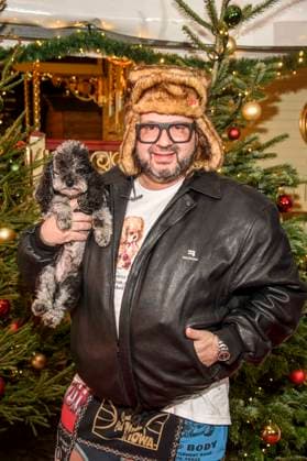 abb Oliver Polak with dog Baerenfell Muetze at the premiere of the 21 Roncalli Weihnachtscircus at Tempodrom Berlin, on 19 12 2025 in Berlin Berlin Germany