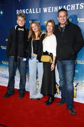 Sascha Vollmer with his wife Jennifer and their children John and Manisha at the premiere of the 21 Original Roncalli Weihnachtscircus 2025 at the Tempodrom Berlin, 19 12 2025 Foto:xN.xKubelkax xFuturexImagex roncalli_5207