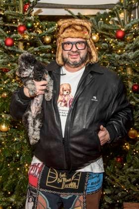 abb Oliver Polak with dog Baerenfell Muetze at the premiere of the 21 Roncalli Weihnachtscircus at Tempodrom Berlin, on 19 12 2025 in Berlin Berlin Germany
