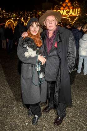 abb Meret Becker and Ben Becker with dog Actors at the premiere of the 21 Roncalli Weihnachtscircus at the Tempodrom Berlin, on 19 12 2025 in Berlin Berlin Germany