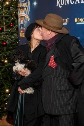 abb Meret Becker and Ben Becker with dog Actors at the premiere of the 21 Roncalli Weihnachtscircus at the Tempodrom Berlin, on 19 12 2025 in Berlin Berlin Germany