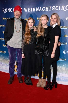 Reiner Schöne with his wife Anja Schöne and their children Charlotte Sophie and Olivia at the premiere of the 21 Original Roncalli Weihnachtscircus 2025 at the Tempodrom Berlin, 19 12 2025 Foto:xN.xKubelkax xFuturexImagex roncalli_5224