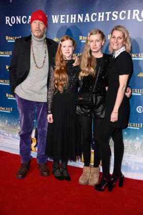 Reiner Schöne with his wife Anja Schöne and their children Charlotte Sophie and Olivia at the premiere of the 21 Original Roncalli Weihnachtscircus 2025 at the Tempodrom Berlin, 19 12 2025 Foto:xN.xKubelkax xFuturexImagex roncalli_5225