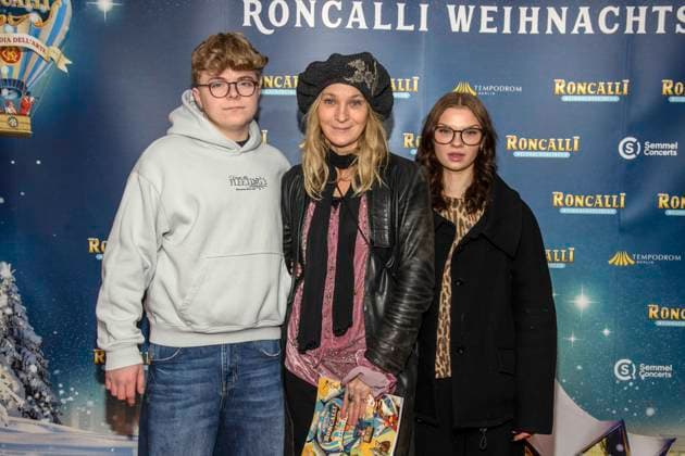 abb Jeanette Hain and Malou Hain and Johnny lks actress at the premiere of the 21 Roncalli Weihnachtscircus at the Tempodrom Berlin, on 19 12 2025 in Berlin Berlin Germany