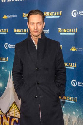 abb Tom Schilling actor at the premiere of the 21 Roncalli Weihnachtscircus at the Tempodrom Berlin, on 19 12 2025 in Berlin Berlin Germany