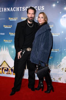 Alec Völkel with his wife Johanna Völkel at the premiere of the 21 Original Roncalli Weihnachtscircus 2025 at the Tempodrom Berlin, 19 12 2025 Foto:xN.xKubelkax xFuturexImagex roncalli_5301