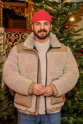 abb Edin Hasanovic actor red hat at the premiere of the 21 Roncalli Weihnachtscircus at the Tempodrom Berlin, on 19 12 2025 in Berlin Berlin Germany