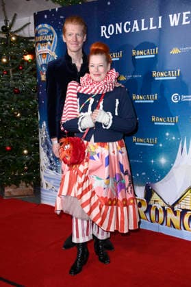 Enie van de Meiklokjes with husband Tobias Staerbo at the premiere of the 21 Original Roncalli Weihnachtscircus 2025 at the Tempodrom Berlin, 19 12 2025 Foto:xN.xKubelkax xFuturexImagex roncalli_5319