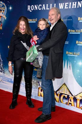 Leander Haußmann with his sister Iris and grandson Fritz at the premiere of the 21 Original Roncalli Weihnachtscircus 2025 at the Tempodrom Berlin, 19 12 2025 Foto:xN.xKubelkax xFuturexImagex roncalli_5336