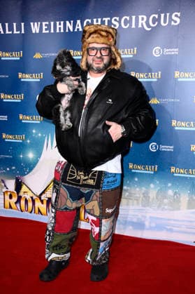 Oliver Polak with his dog Arthur at the premiere of the 21 Original Roncalli Weihnachtscircus 2025 at the Tempodrom Berlin, 19 12 2025 Foto:xN.xKubelkax xFuturexImagex roncalli_5363