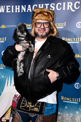 Oliver Polak with his dog Arthur at the premiere of the 21 Original Roncalli Weihnachtscircus 2025 at the Tempodrom Berlin, 19 12 2025 Foto:xN.xKubelkax xFuturexImagex roncalli_5364