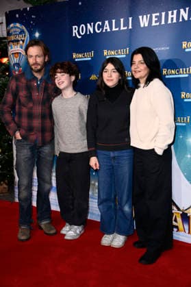 Andreas Pietschmann and Jasmin Tabatabai with their children Johan Anton Pietschmann and Helena Leila Pietschmann at the premiere of the 21 Original Roncalli Weihnachtscircus 2025 at the Tempodrom Berlin, 19 12 2025 Foto:xN.xKubelkax xFuturexImagex roncalli_5377