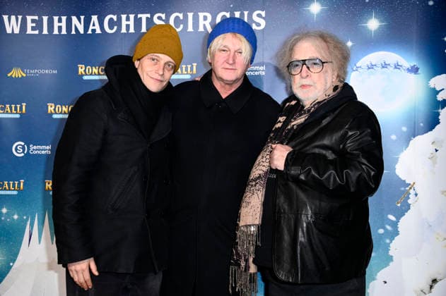 August Diehl, Detlev Buck and Bernhard Paul at the premiere of the 21 Original Roncalli Weihnachtscircus 2025 at the Tempodrom Berlin, 19 12 2025 Foto:xN.xKubelkax xFuturexImagex roncalli_5389